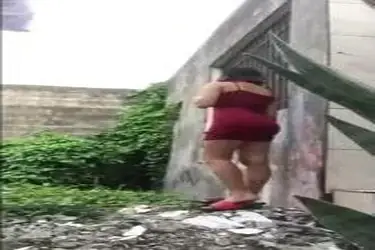 Gadis Cantik Pasrah Goyang Kasur Belakang Rumah
