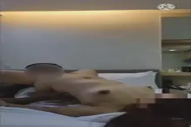 Gadis Cantik Pasrah Goyang Kasur Peraduan Enak