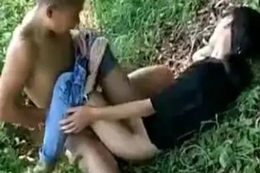 Gadis Mulus Cantik Pasrah Goyang Di Hutan