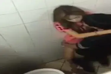 Mahasiswi Cantik Pasrah Goyang Kasur Toilet