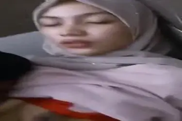 Ukhti Hijab Pink Cantik Pasrah Kasur Mandi